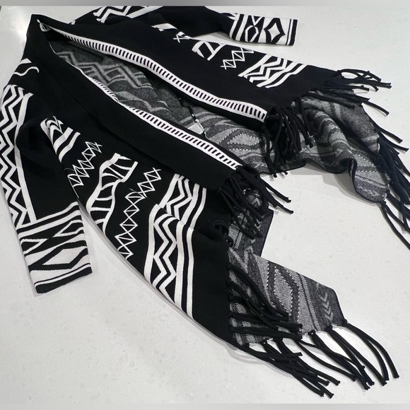 Chico’s women’s Black and White Printed tassel Cardigan size 1 medium - Picture 4 of 7